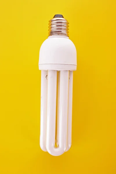 Leuchtmittel auf gelbem Hintergrund — Stockfoto