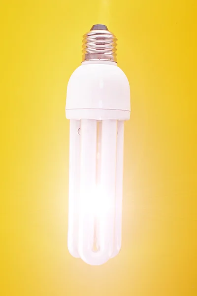 Leuchtmittel auf gelbem Hintergrund — Stockfoto