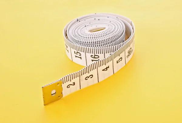 黄色の背景にテープ測定 — ストック写真