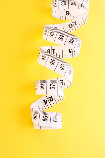 Měřítko pásky na žlutém pozadí — Stock fotografie