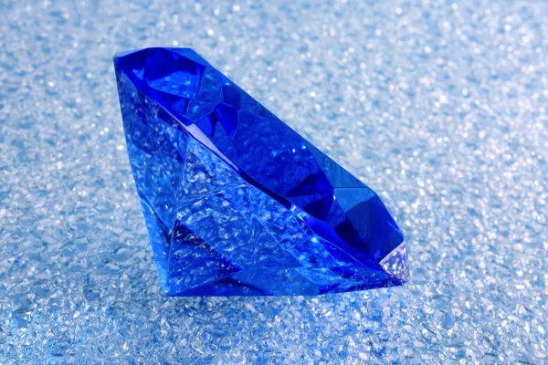 Diamante azul sobre fondo gris — Foto de Stock