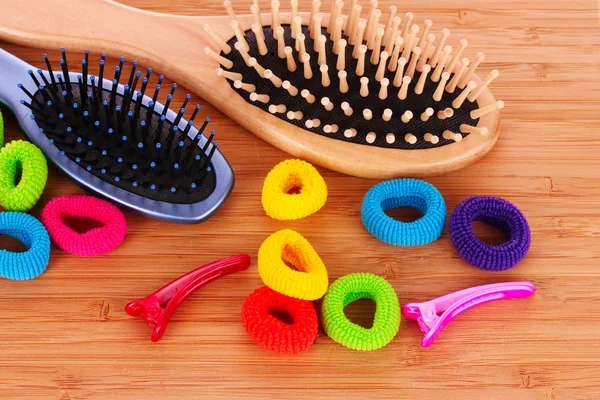 Hair Brush and hair scrunchies on brown background — Stock Photo, Image