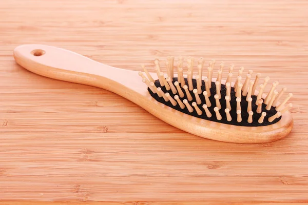 Kahverengi zemin üzerinde saç fırçası — Stok fotoğraf