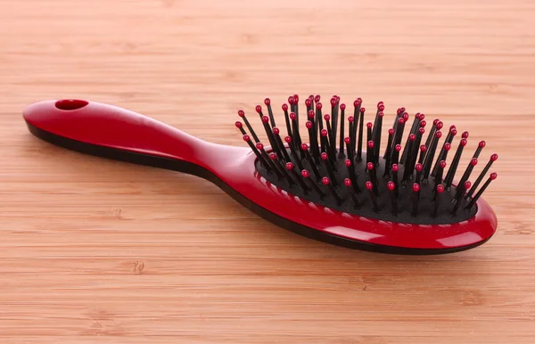 Cepillo para el cabello sobre fondo marrón —  Fotos de Stock
