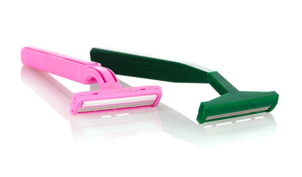 Rosa señora y máquina de afeitar de los hombres verdes sobre fondo blanco — Foto de Stock