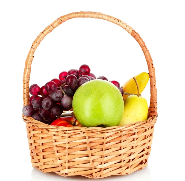 Cesta com frutas isoladas em branco — Fotografia de Stock