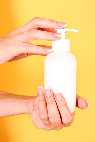 Mujer aplicando crema en su mano — Foto de Stock
