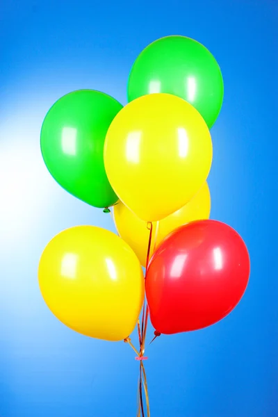 Latające balony na niebieskim tle — Zdjęcie stockowe