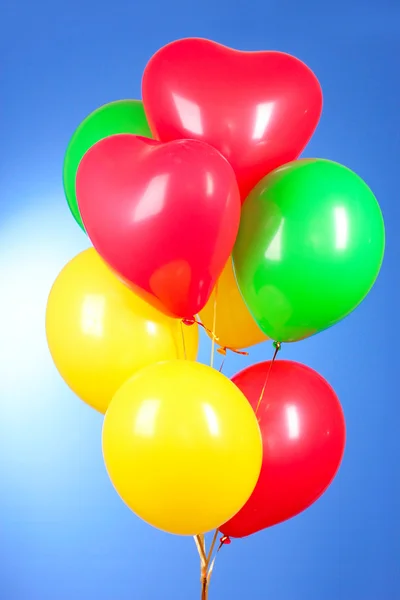Летающие воздушные шары на голубом фоне — стоковое фото