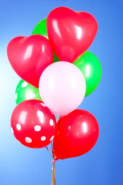 Létající balónky na modrém pozadí — Stock fotografie