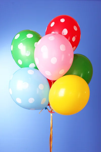 Balony latające z polka dot na niebieskim tle — Zdjęcie stockowe