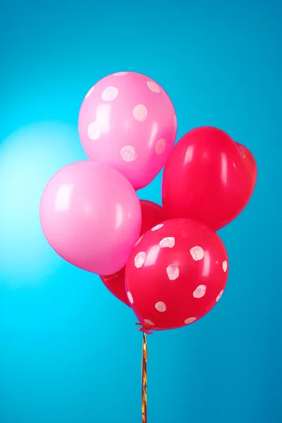 Mavi bir arka plan üzerinde uçan balon-polka dot ile — Stok fotoğraf