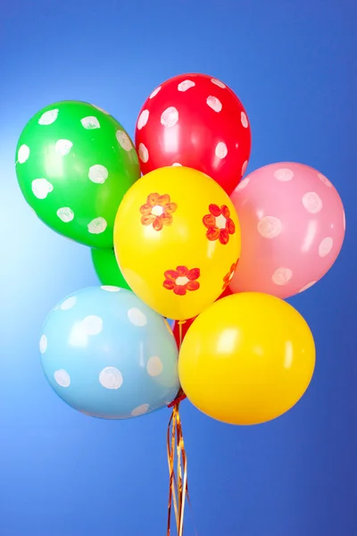 Летающие воздушные шары с точкой польки на голубом фоне — стоковое фото
