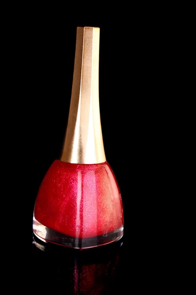 Esmalte de uñas rosa sobre fondo negro — Foto de Stock