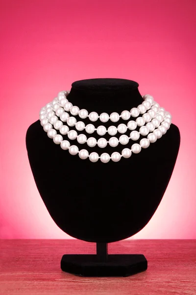 Perlový náhrdelník na černém manekýn — Stock fotografie