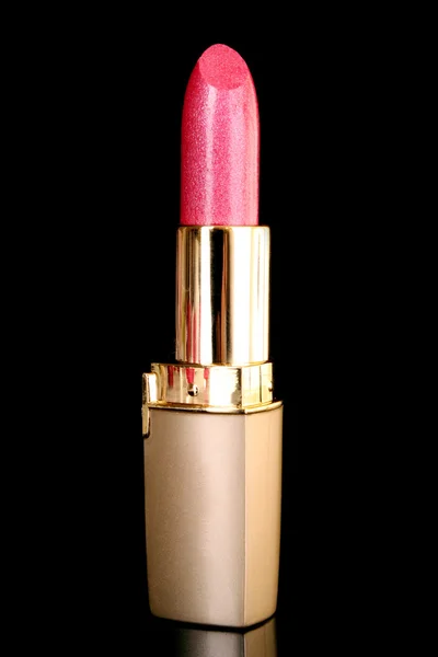 Roze lippenstift op zwarte achtergrond — Stockfoto