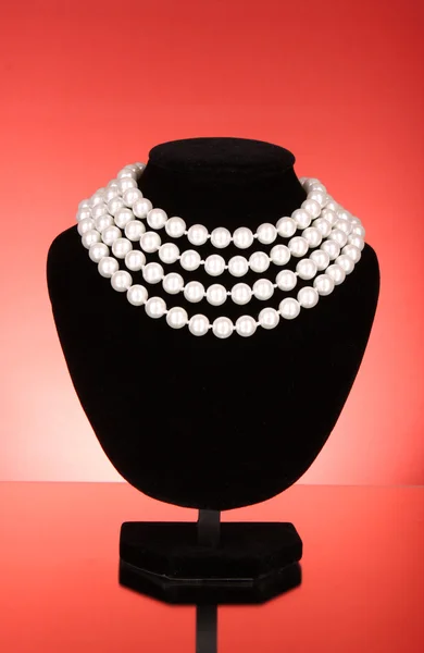 ブラック マネキンに真珠のネックレス — ストック写真