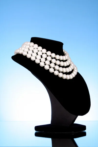 Perlenkette auf schwarzer Schaufensterpuppe — Stockfoto