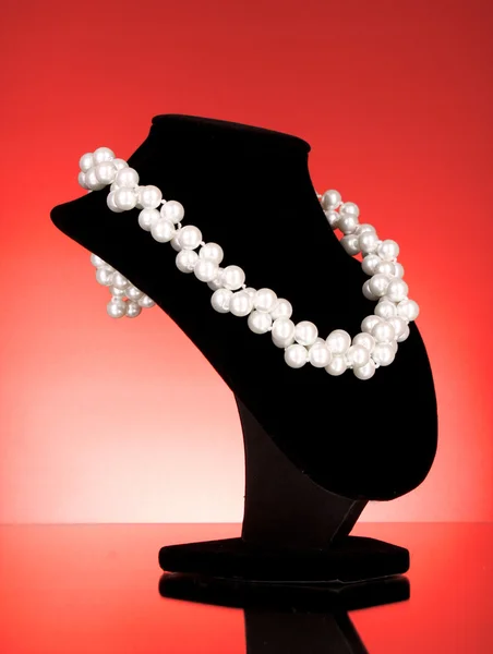 Perlenkette auf schwarzer Schaufensterpuppe — Stockfoto