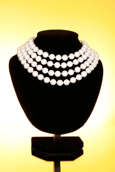 Perlový náhrdelník na černém manekýn — Stock fotografie