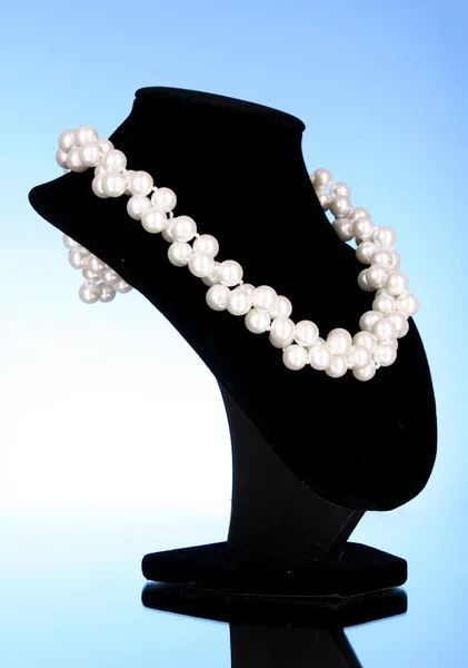 Collar de perlas en maniquí negro —  Fotos de Stock