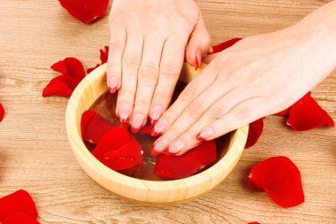 gül yaprakları ile su elinde