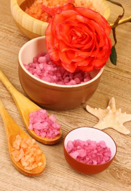 aromatik banyo tuzu, gül ve ahşap zemin üzerinde deniz yıldızı