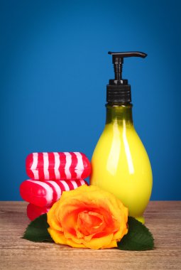 aromatik banyo sabunu ile mavi arka plan gül çiçek