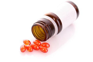 rojos cápsulas de vitaminas sobre un fondo blanco