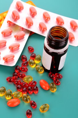 Vitamin mavi bir arka plan üzerinde kırmızı kapsül