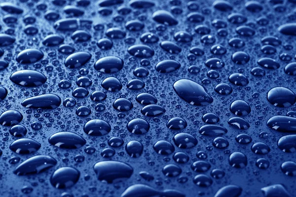 Waterdruppels op blauw — Stockfoto