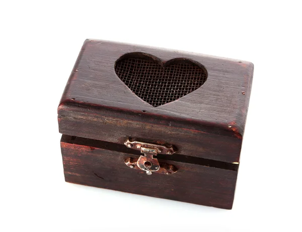 Vecchia scatola di legno di tesoro con cuore aperto isolato su bianco — Foto Stock