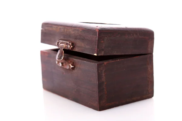Старая деревянная коробка с сокровищами на белом фоне — стоковое фото