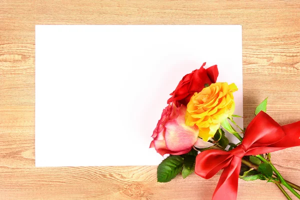 Ένα μάτσο τριαντάφυλλα με μια ευχετήρια κάρτα — Φωτογραφία Αρχείου