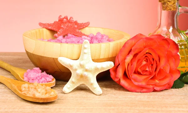 Banho sal aromático, rosa e estrelas do mar em fundo de madeira — Fotografia de Stock