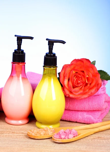 Rózsaszín törölköző, szappan és a kék Rózsa — Stock Fotó