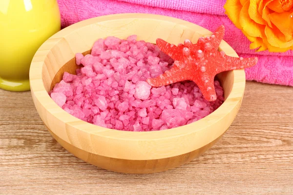 Baño de sal aromática, rosa y estrellas de mar sobre fondo de madera — Foto de Stock