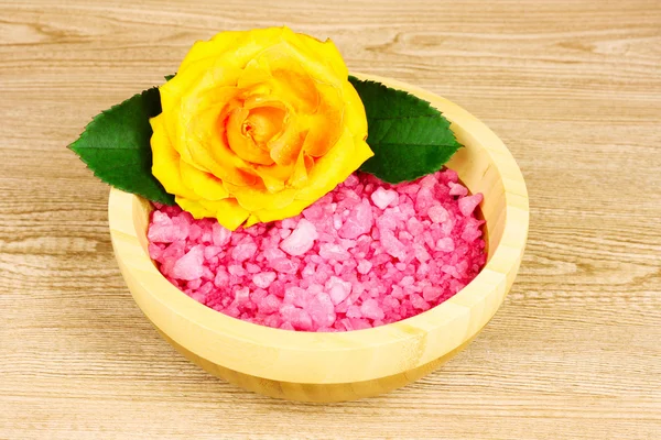 Kom met roze badzout met bloem — Stockfoto
