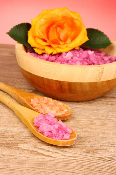 Ванна ароматическая соль, розовые и морские звезды на деревянном фоне — стоковое фото