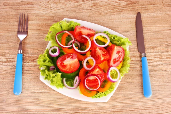 Gemüse auf Teller und Besteck — Stockfoto