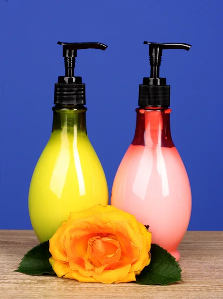 Mydło kąpieli aromatycznych z róży kwiat na niebieskim tle — Zdjęcie stockowe