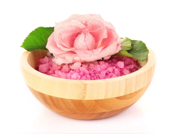 Миска розовой соли для ванн с цветком на белом — стоковое фото