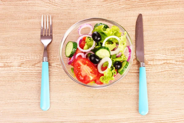 Saláta, friss zöldségek, lemez-és evőeszközök — Stock Fotó