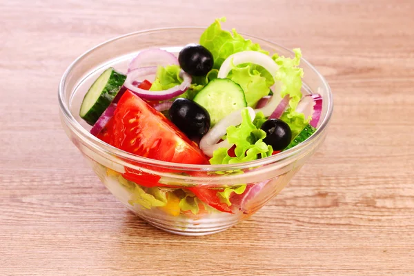 Salada de legumes frescos no prato — Fotografia de Stock