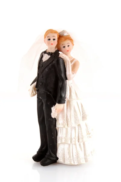 Figurines gâteau de mariage sur blanc — Photo