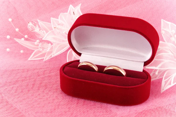 Обручальное кольцо в красной коробке — стоковое фото