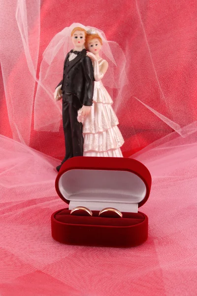 लाल बॉक्समध्ये लग्न रिंग — स्टॉक फोटो, इमेज