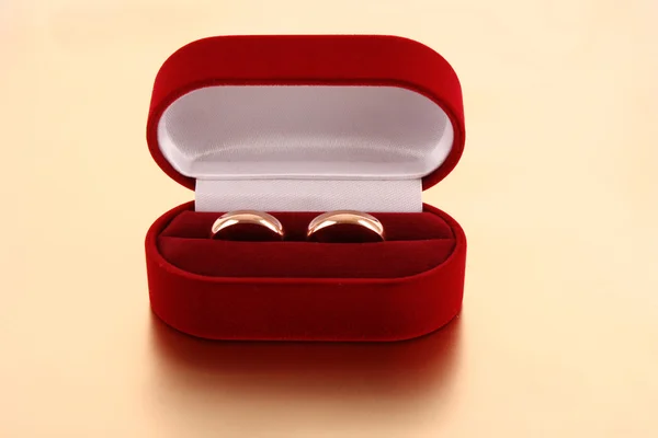 Cincin pernikahan dalam kotak merah — Stok Foto
