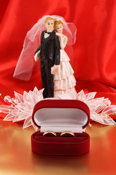 Anel de casamento em caixa vermelha — Fotografia de Stock
