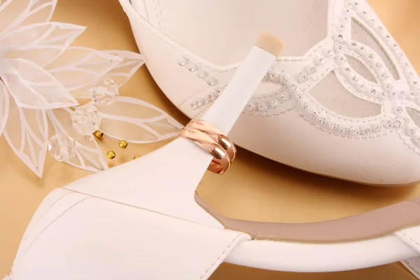 Zbliżenie buty modne ślubne suknie ślubne — Zdjęcie stockowe